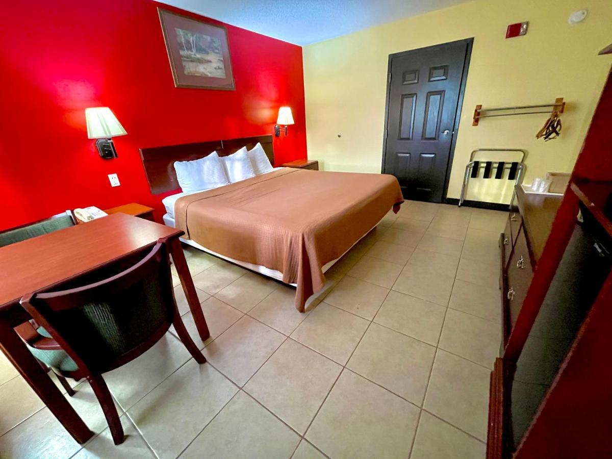 Relax Inn McRae Bagian luar foto