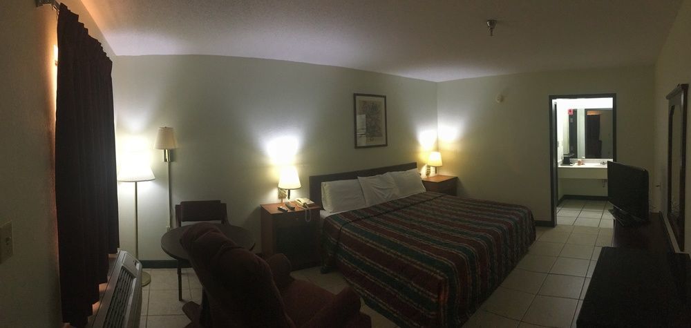 Relax Inn McRae Bagian luar foto